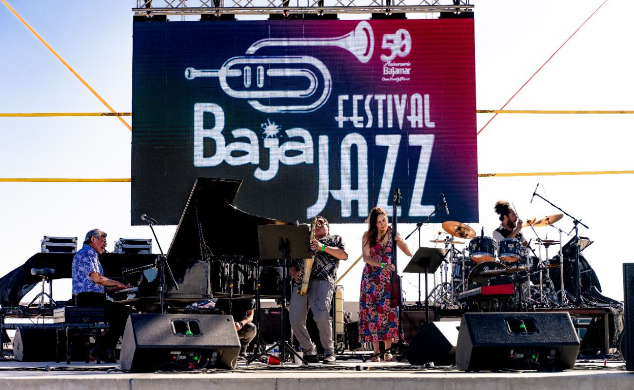 Celebran locales y turistas primera edición del Baja Jazz Festival frente al mar