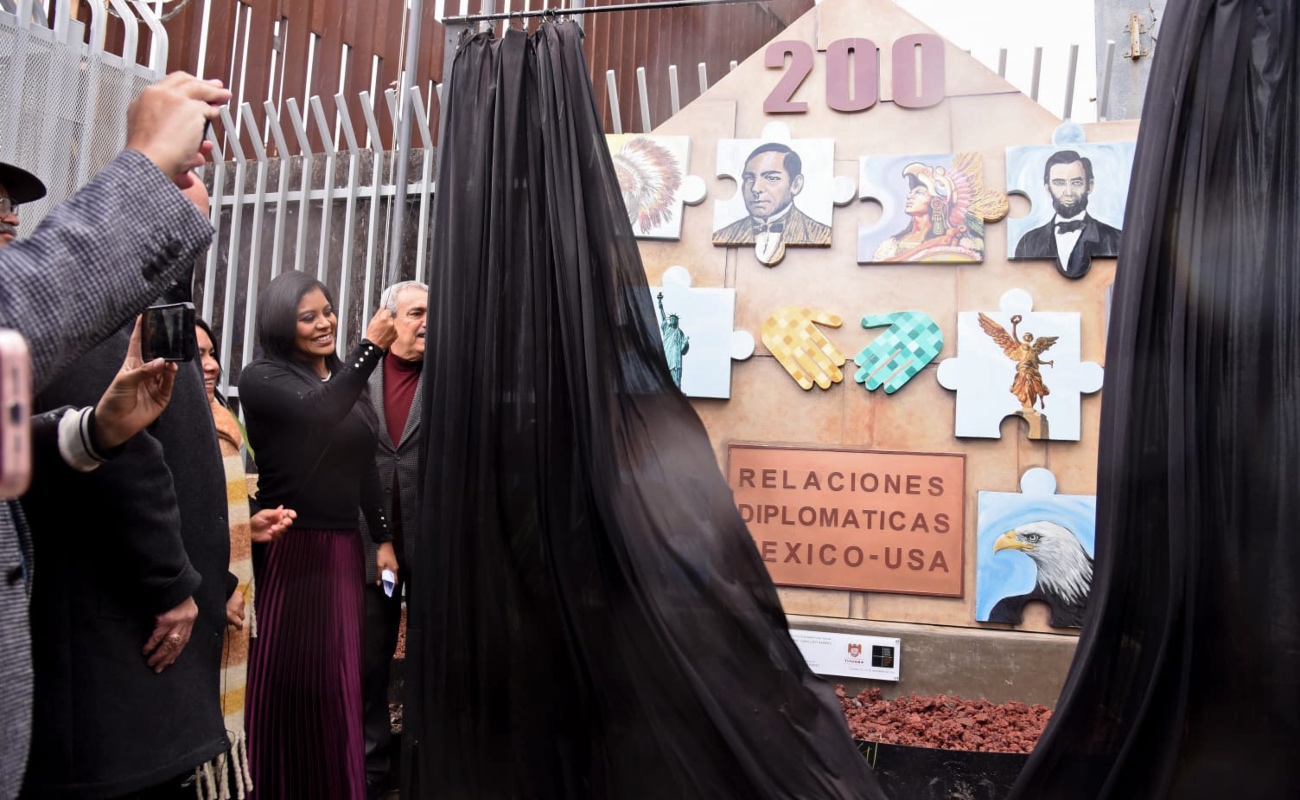 Develan escultura conmemorativa por 200 años de las relaciones diplomáticas entre México y EEUU