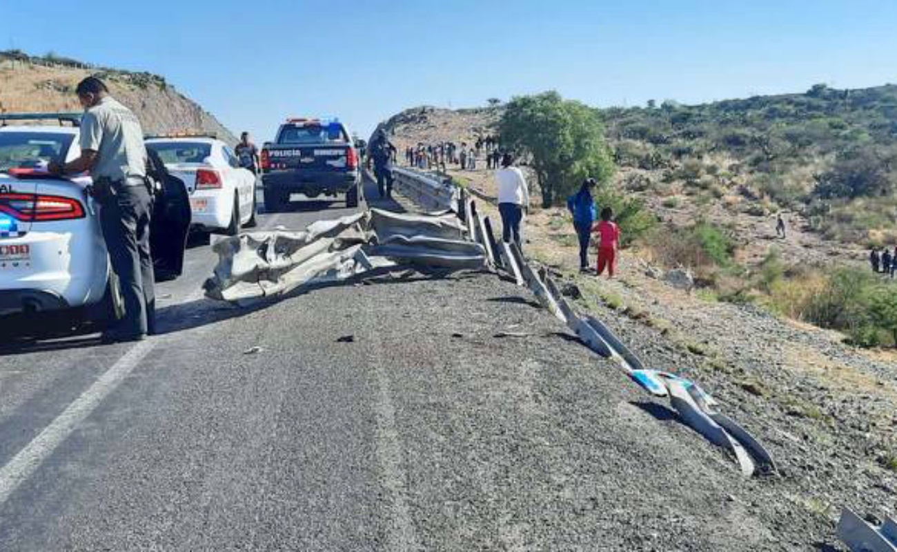 Mueren seis migrantes al caer autobús a barranco en San Luis Potosí