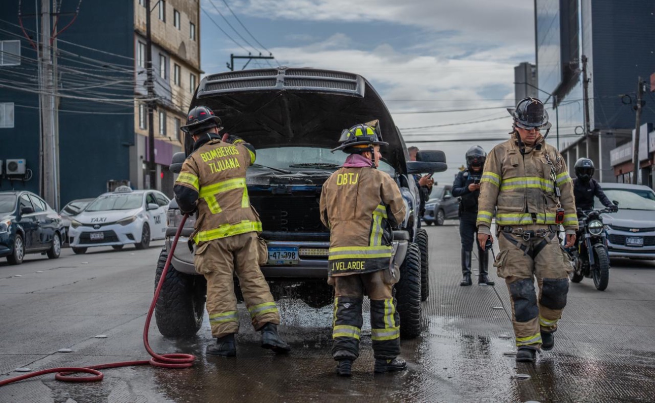 Se incendia vehículo en el bulevar Salinas por falla mecánica