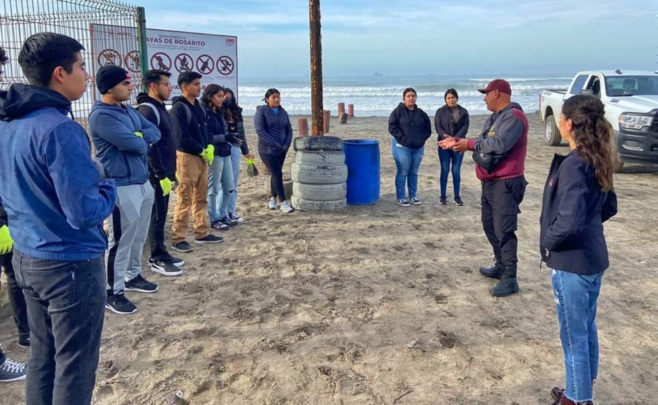 Convoca Gobierno Municipal a jóvenes universitarios en la limpieza de la playa