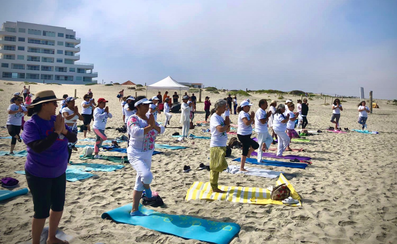 Exitosa clase de yoga frente al mar