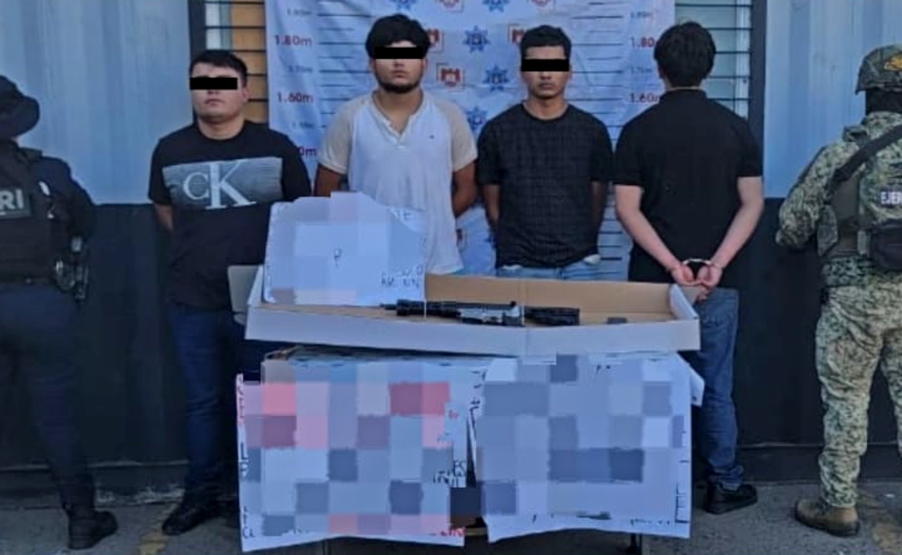 Capturan a cuatro sujetos con arma larga y cartulinas con narcoamenazas