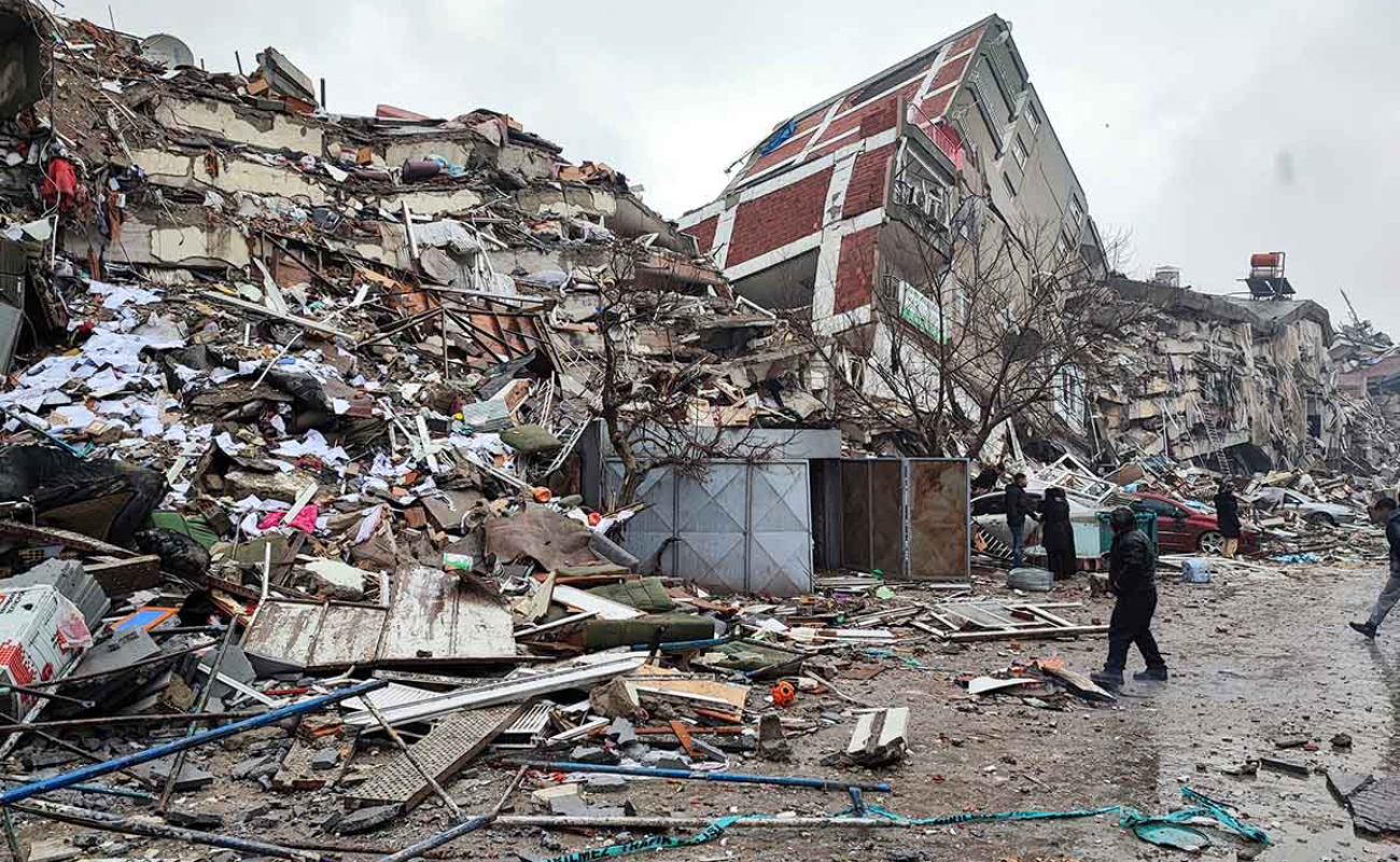 Derriba nuevo sismo en Turquía más construcciones
