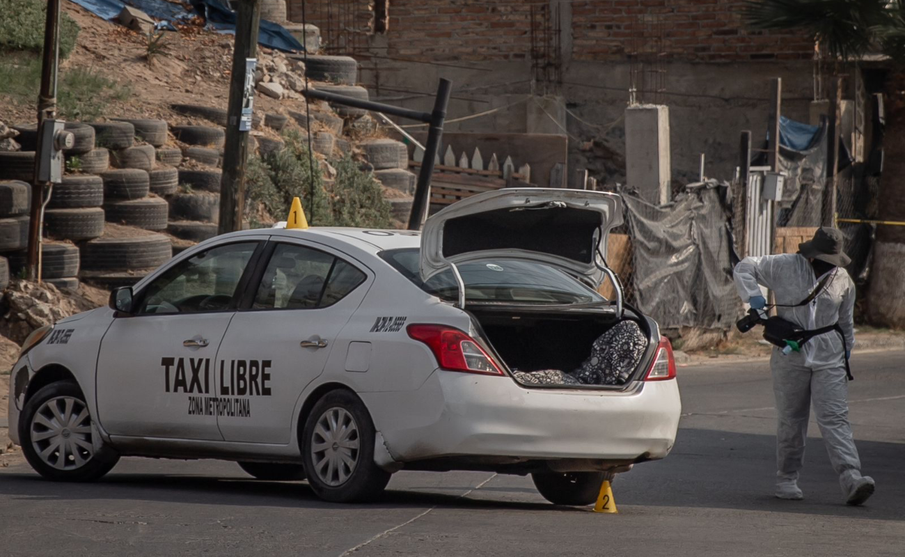 Dejan cuerpo decapitado y narco mensaje en taxi libre