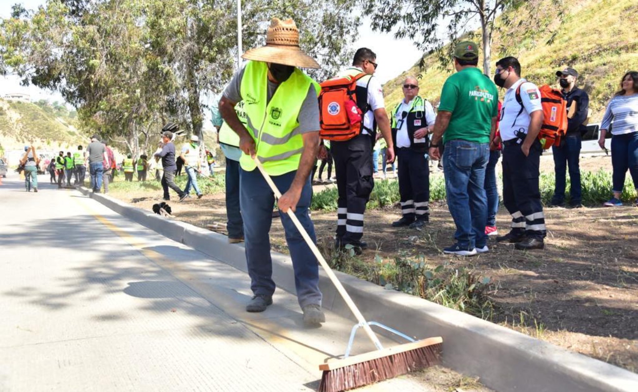 Realizan jornada de limpieza en el Libramiento Sur de Tijuana
