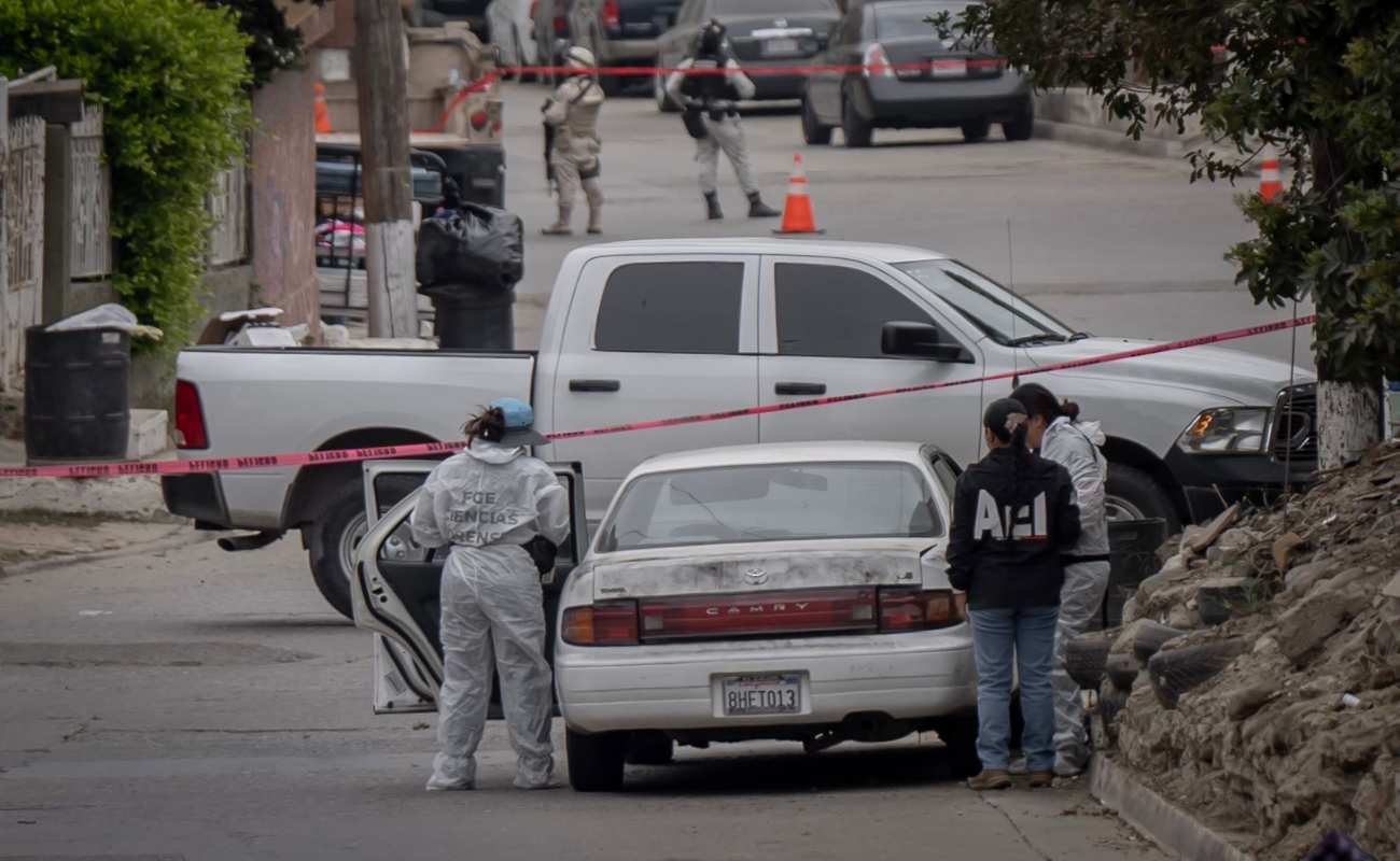 Hallan dos cuerpos en la cajuela de un auto abandonado en Tijuana