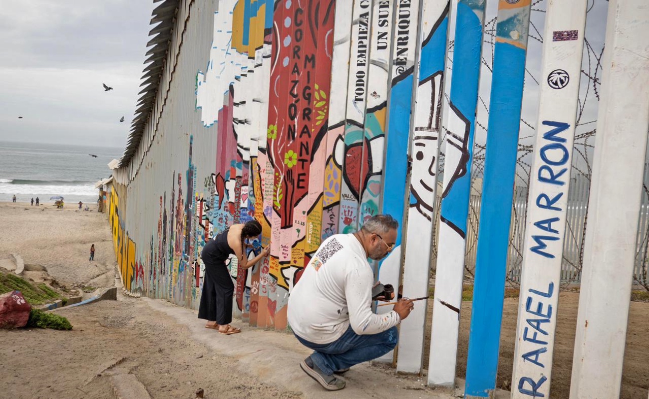 Plasman mensajes por la paz en el muro fronterizo de Tijuana