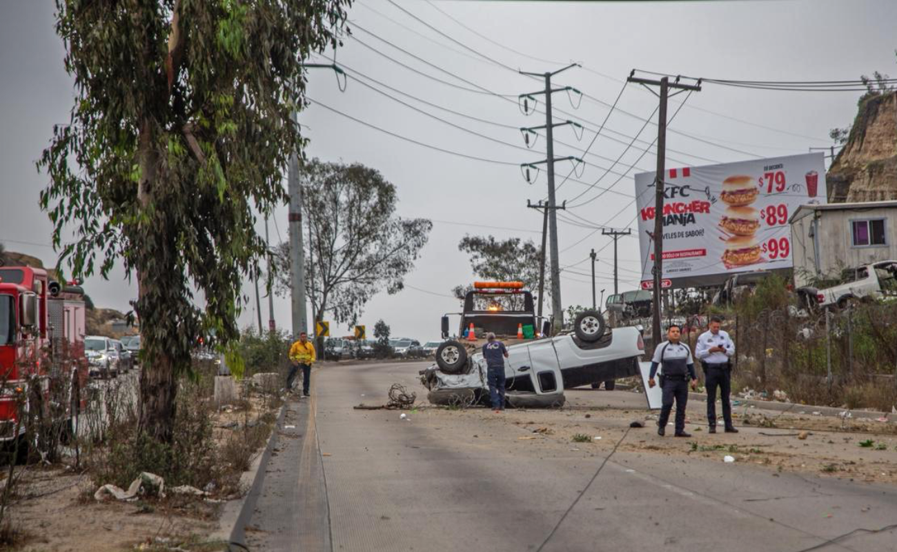 Camioneta se vuelca y derriba postes en el Libramiento Rosas Magallón