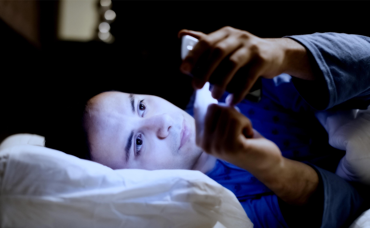 Somos víctimas de trastornos de sueño al dormir con el celular