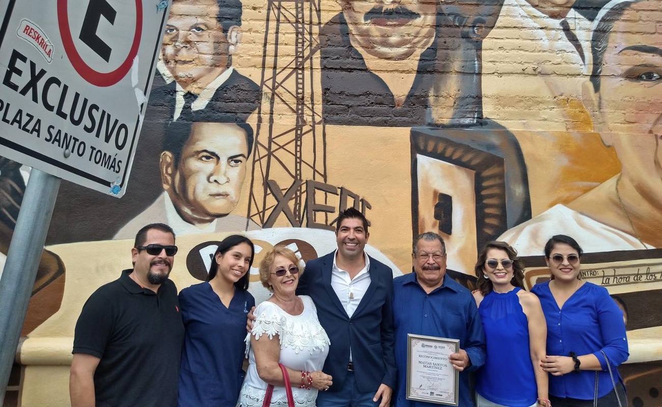Reconoce alcalde Armando Ayala a personalidades emblemáticas de la radio en Ensenada