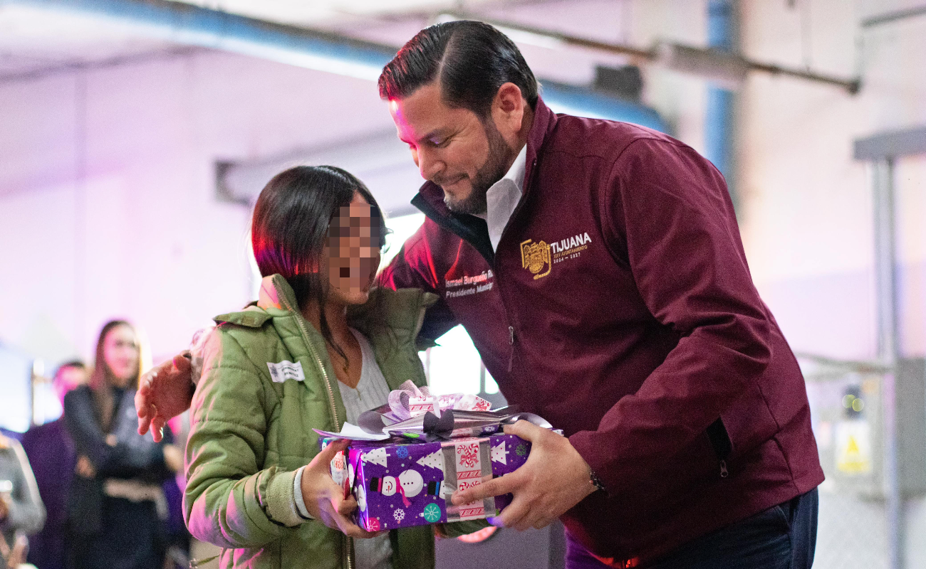 Celebran posada navideña para hijos de policía caídos