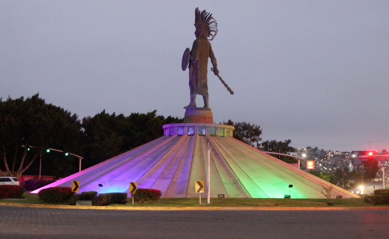 Palacio municipal y edificios emblemáticos de Tijuana se iluminan con colores de la bandera del orgullo LGBTTTIQ+