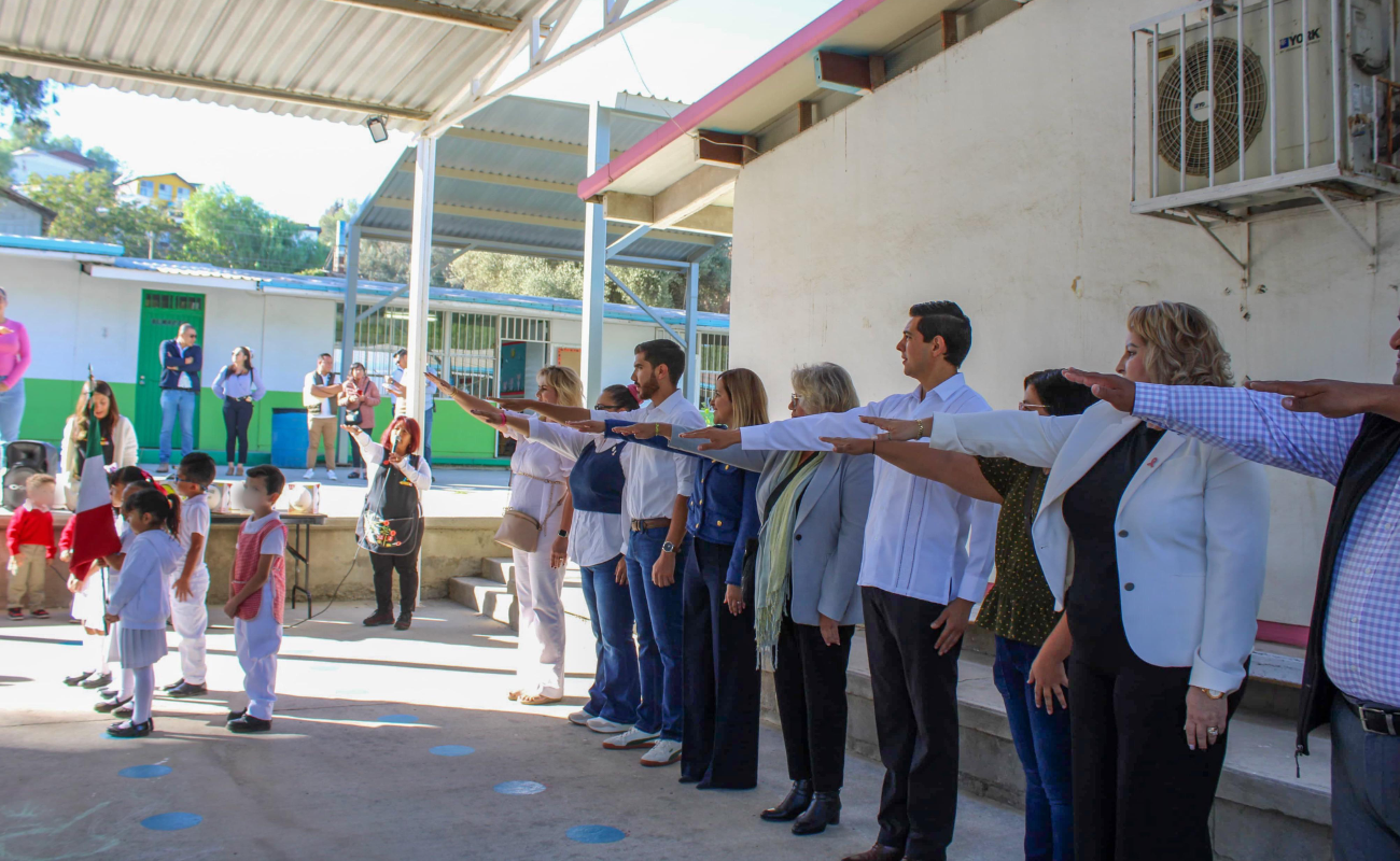 Fortalece Román Cota Lunes Cívicos en escuelas de Tecate