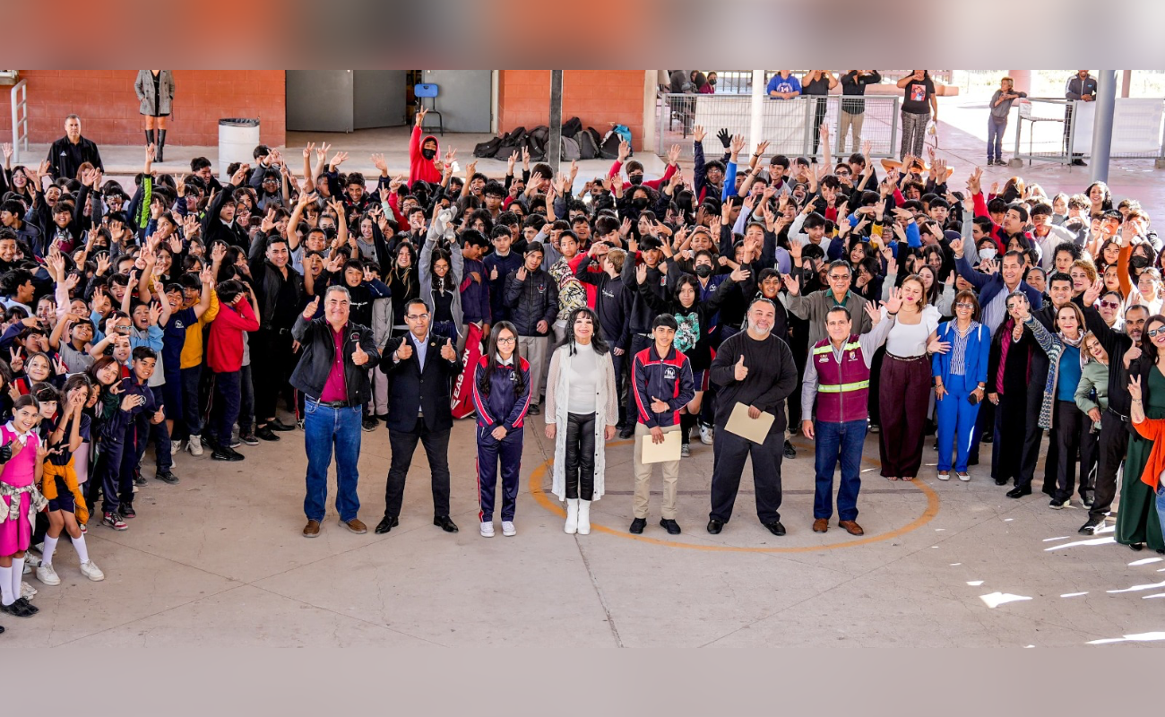 Beneficia Ayuntamiento de Mexicali a la secundaria #14 “Centenario Lomas” con nuevo campo de futbol