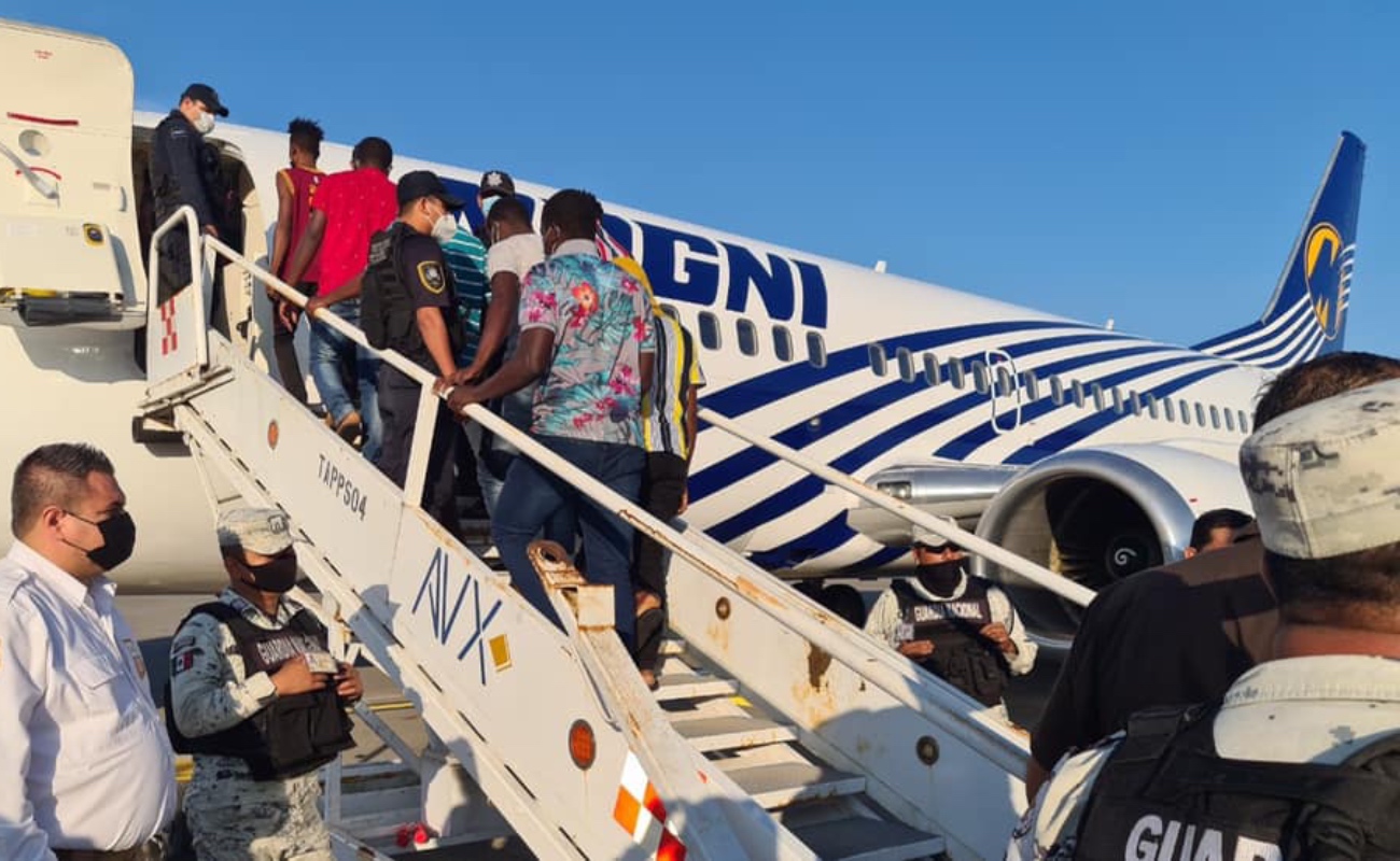 Envía México un avión con 129 migrantes haitianos de regreso a Puerto Príncipe