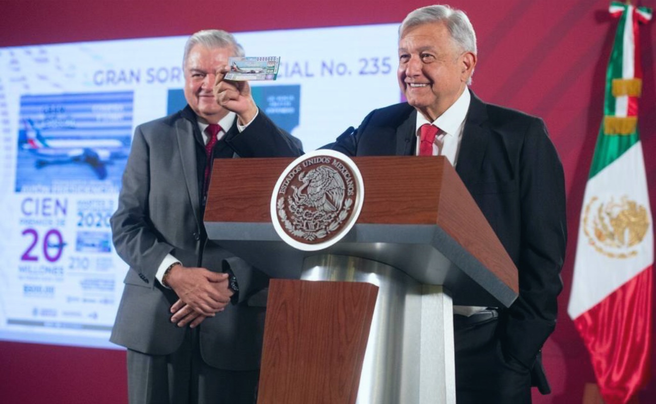 López Obrador compra primer boleto para rifa de avión presidencial