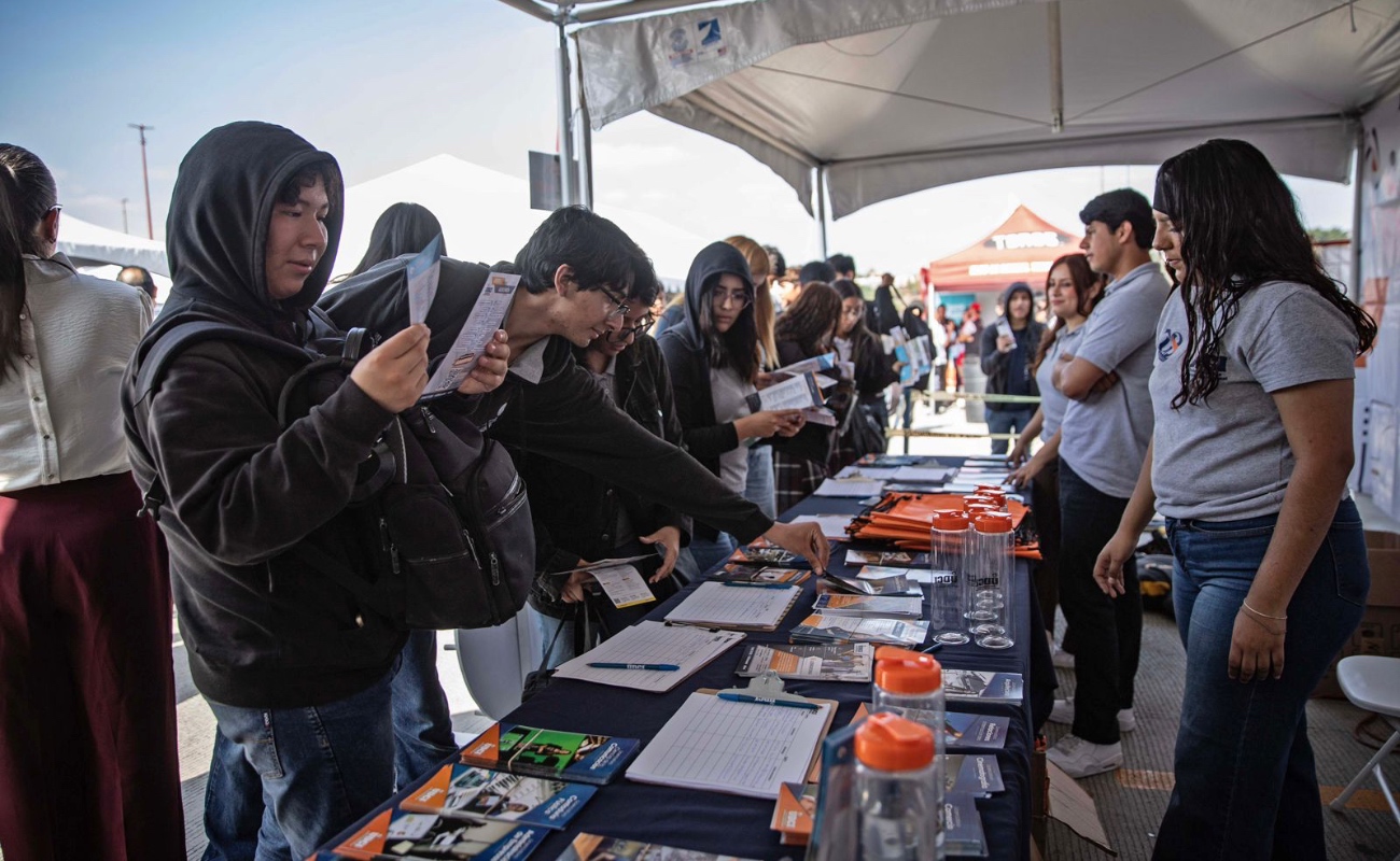 Buscan jóvenes tijuanenses opciones de futuro en feria educativa