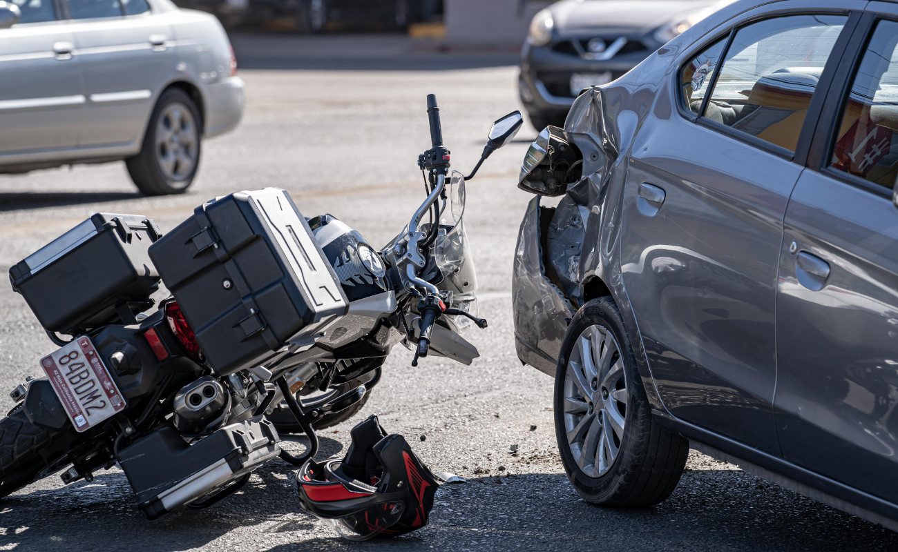 Vuelta indebida provoca choque entre auto y motocicleta en la Zona Centro