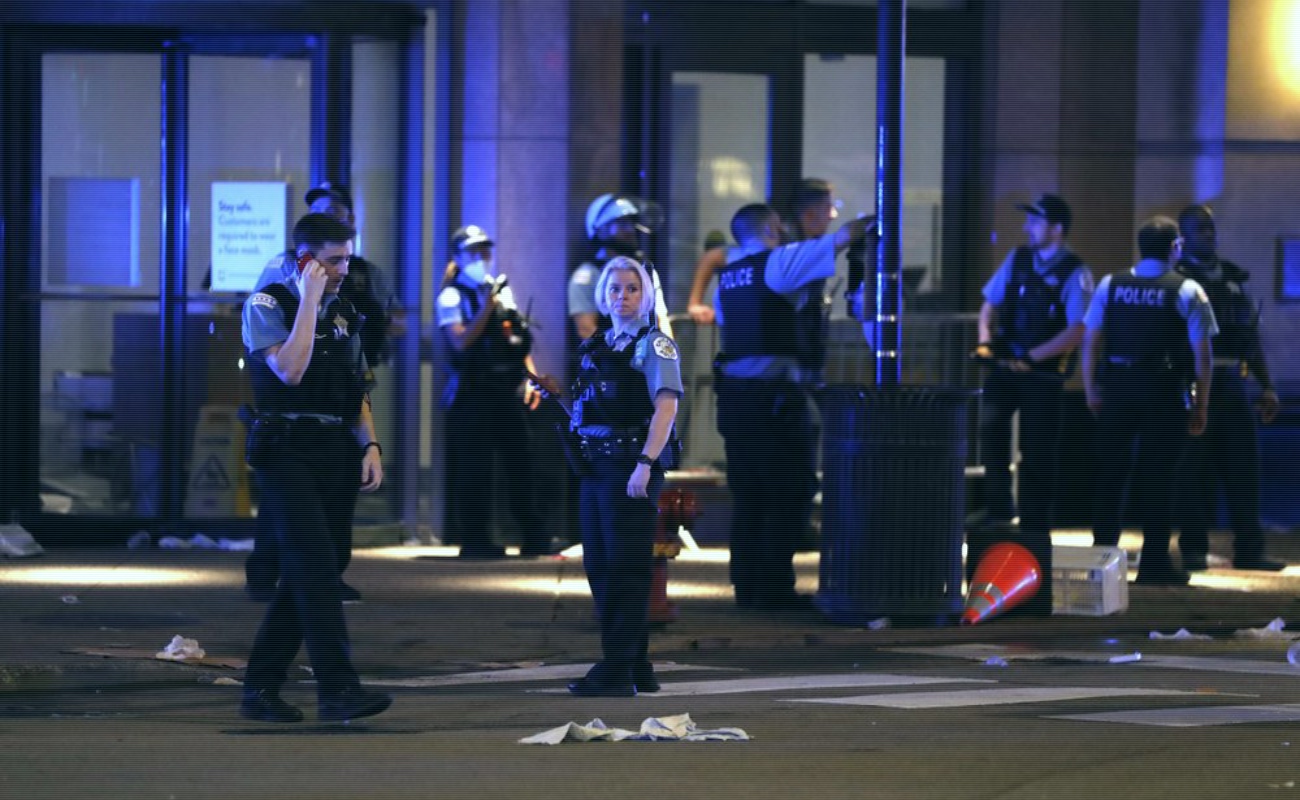 Estallan disturbios y saqueos en Chicago; reportan cien detenidos