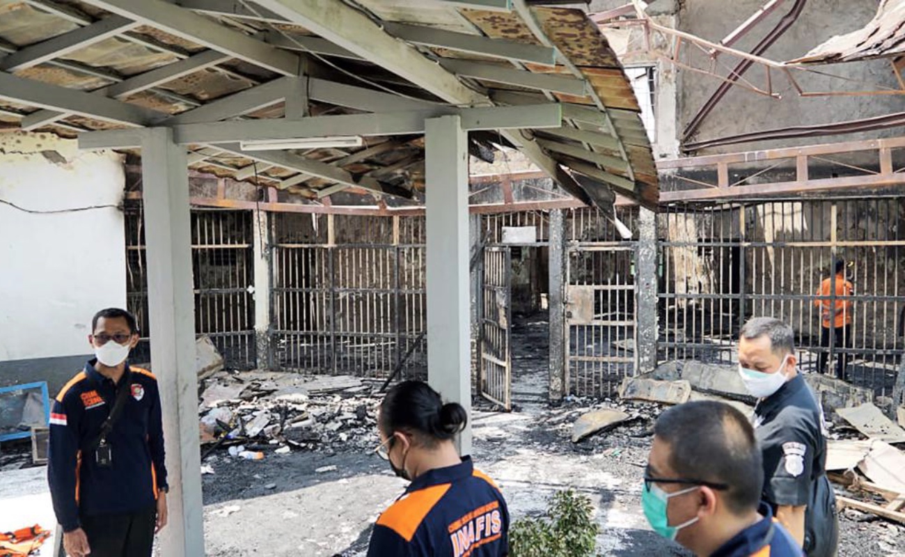 Mueren 41 reclusos tras incendio en prisión de Indonesia
