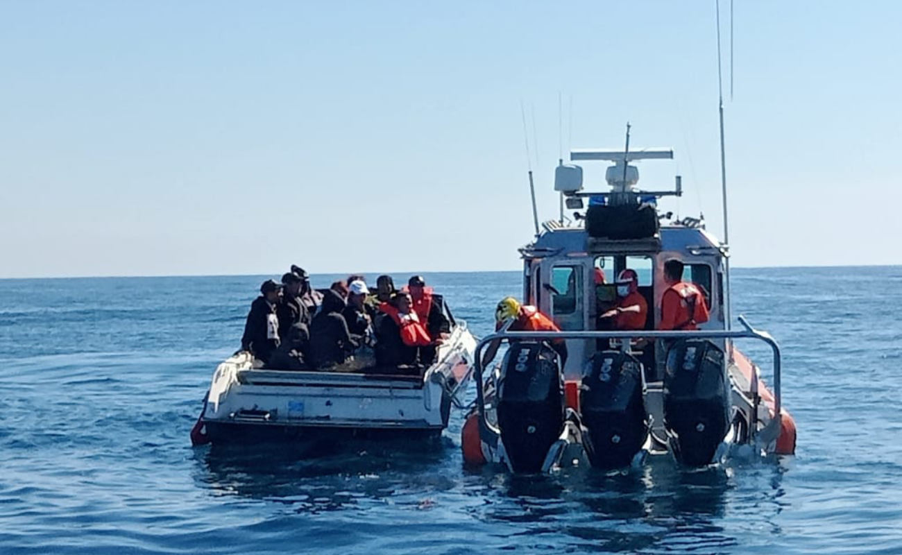 Rescatan a 11 personas, estaban  a la deriva en el mar