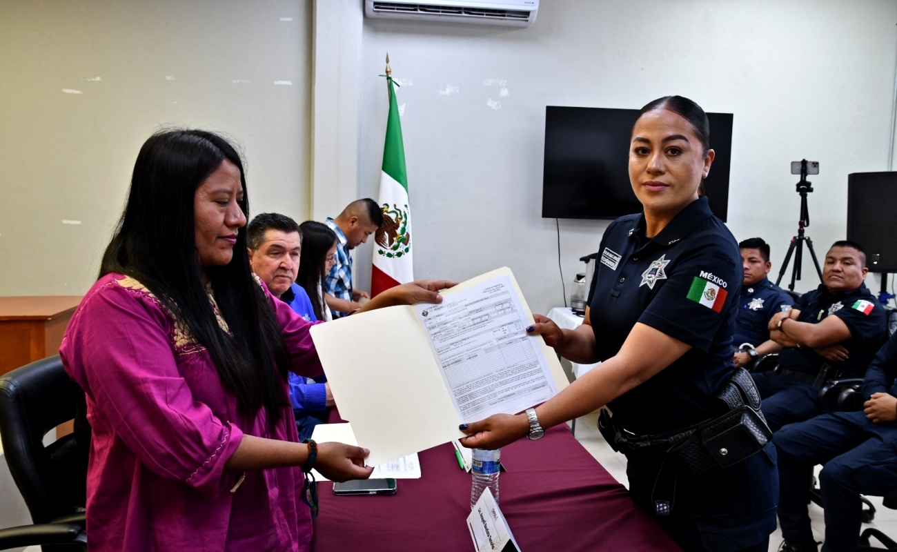 Entregan pólizas de seguro de vida a policías municipales de San Quintín