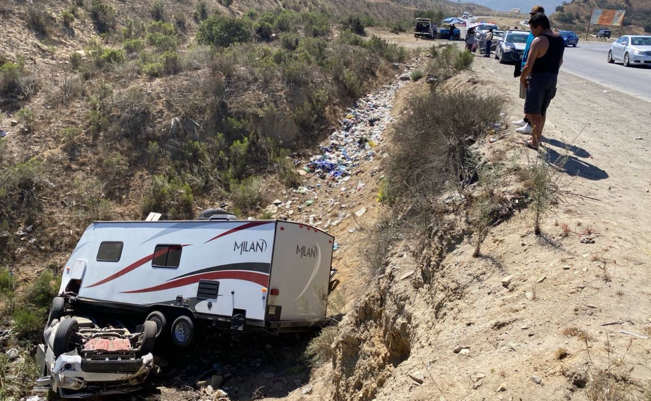 Vehículo con casa rodante cae a barranco tras choque sobre el bulevar 2000