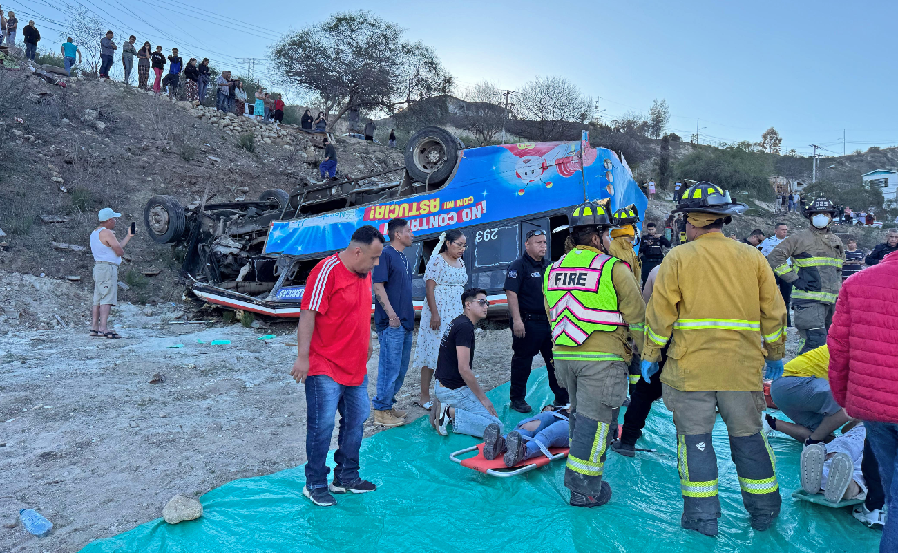 Volcadura de camión de Altas deja 14 personas personas heridas