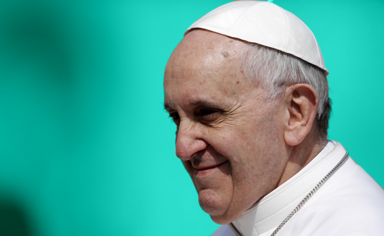 El Papa explica que por higiene no le gusta que le besen el anillo