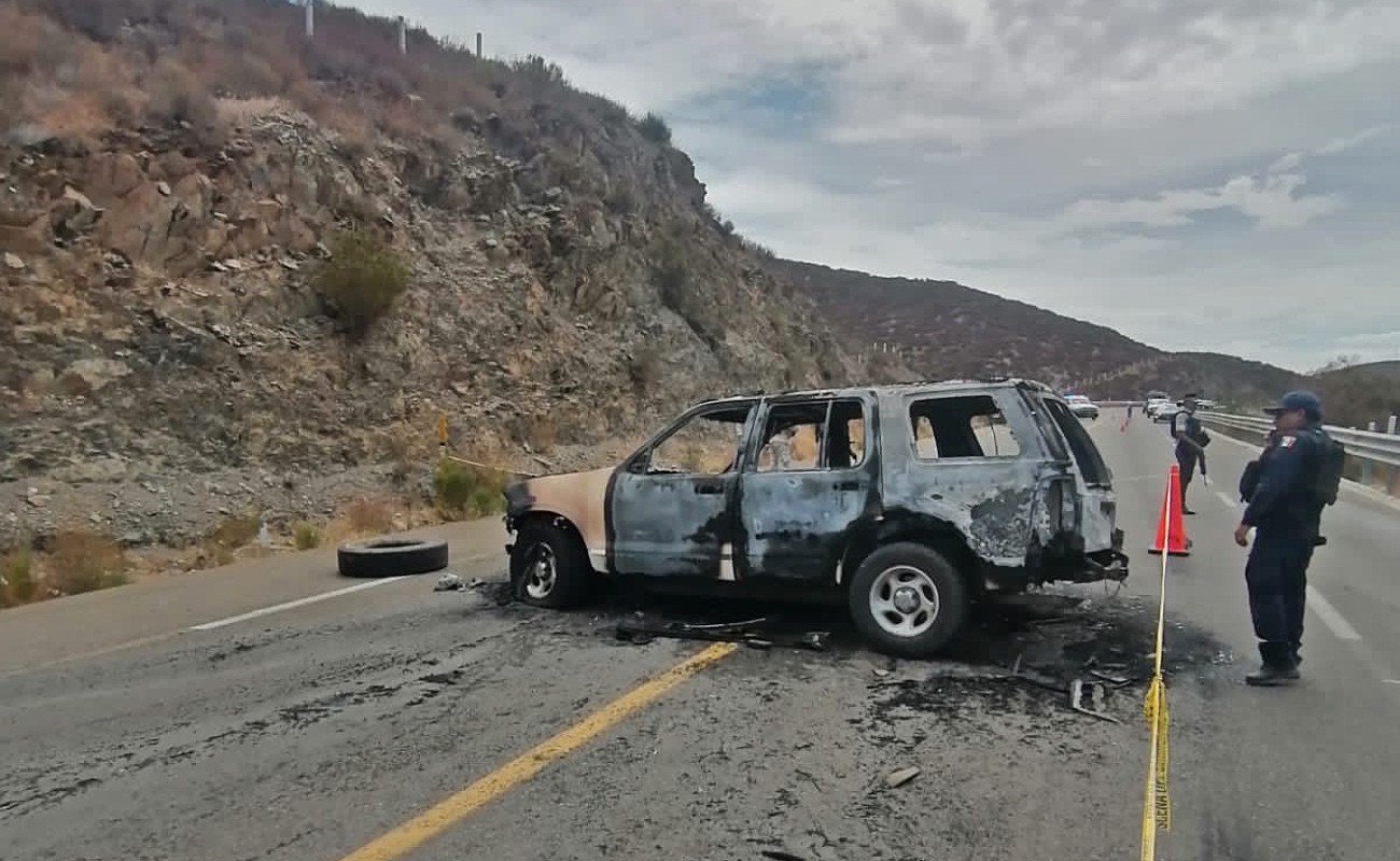 Incendian vehículo, le disparan y bloquean la carretera Tecate - Ensenada