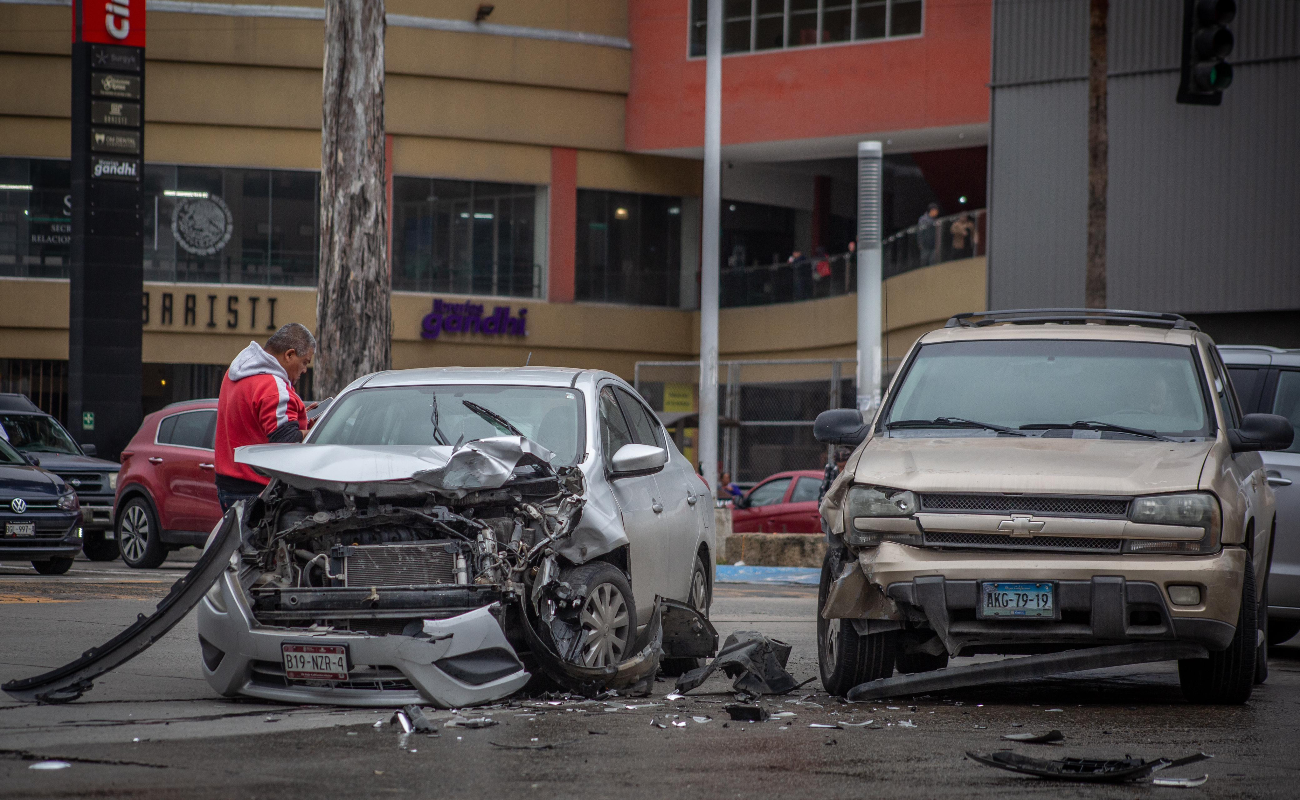 Uber y conductor de la tercera edad chocan en Zona Río