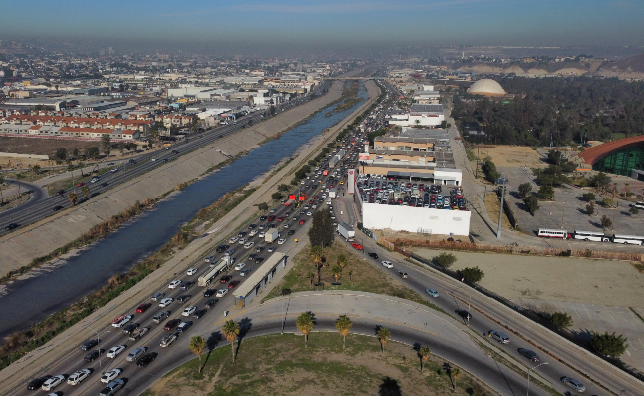 Kilómetros de congestionamiento vial provoca socavón sobre la Vía Rápida Oriente