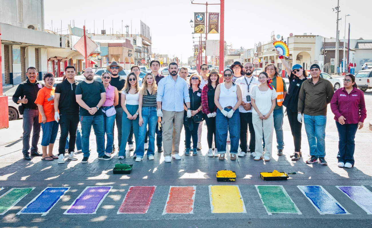 Pintan cruces peatonales con los colores de la bandera LGBTTTIQA+ en el Centro Histórico de Mexicali