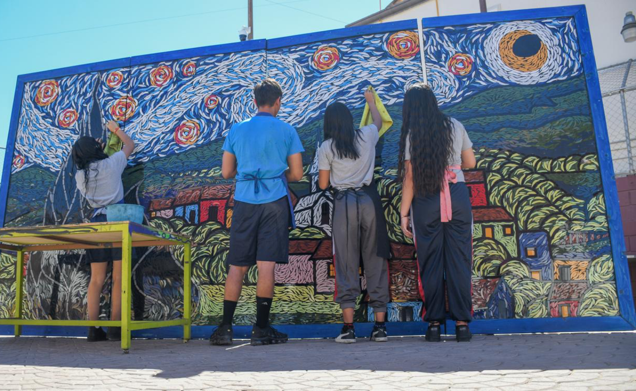 Adolescentes del albergue temporal del Sistema DI BC realizan mural alusivo a Vincent Van Gogh