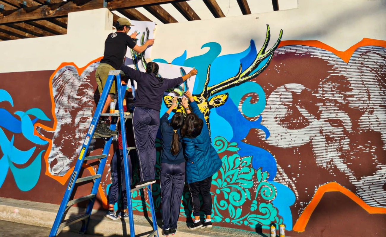 Apoyan muralistas talento de adolescentes del Albergue Temporal de Mexicali