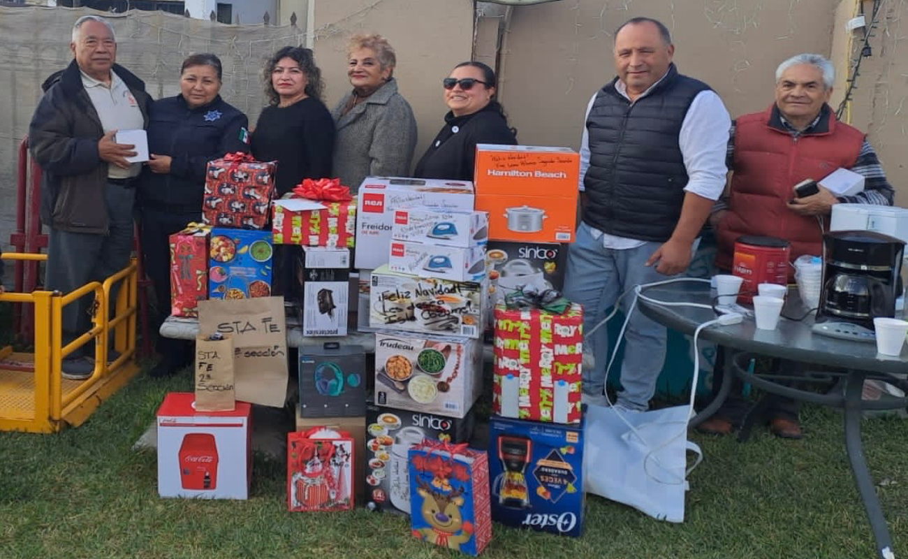 Policías de Tijuana reciben regalos de presidentes de vecinos