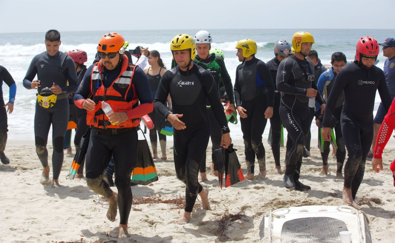 Practican salvavidas nacionales y extranjeros en playas de Tijuana