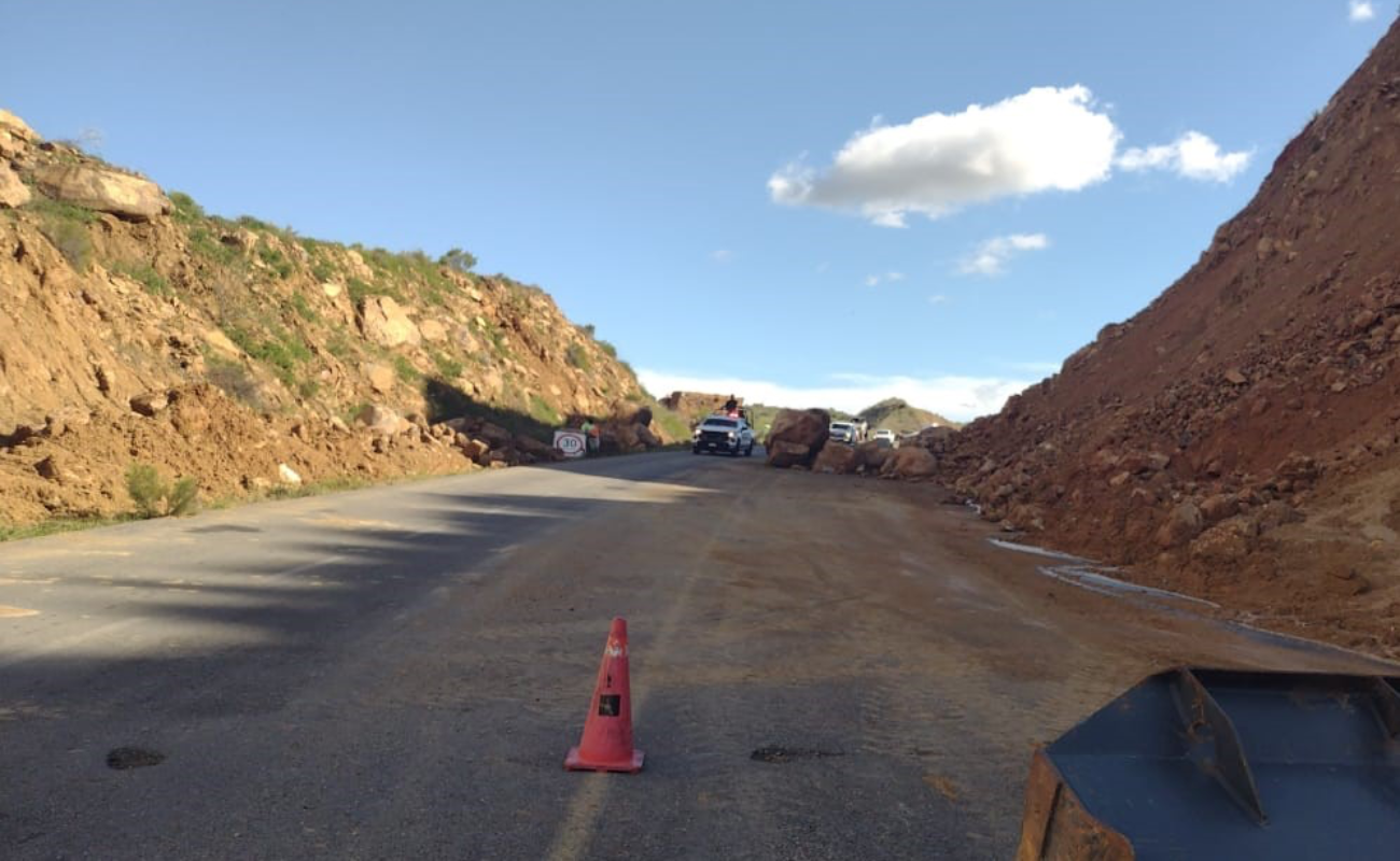 Continúa SICT con la remoción de material rocoso en el KM 61 de la carretera Transpeninsular