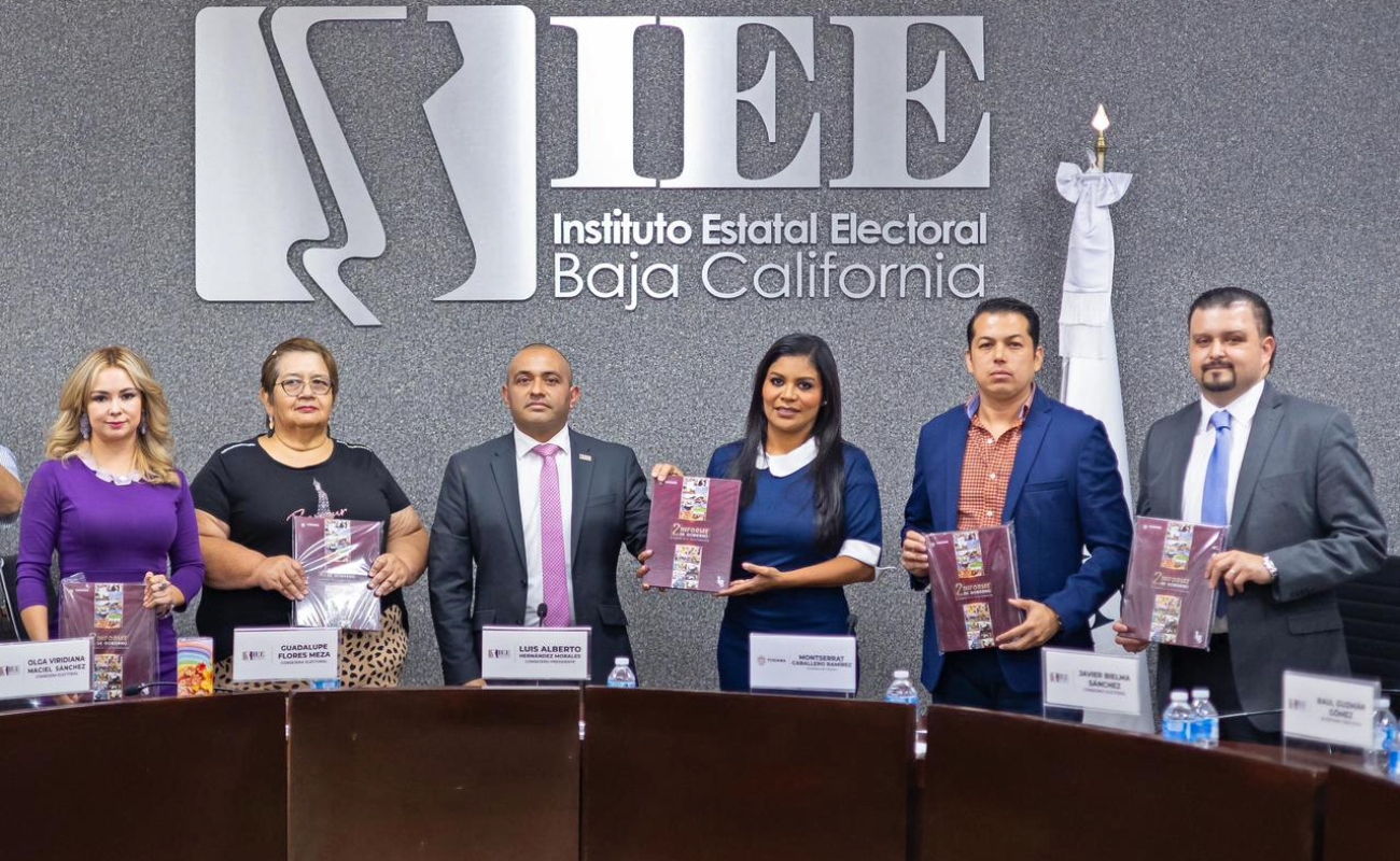 Entrega alcalde Montserrat Caballero cuentas claras al IEE BC