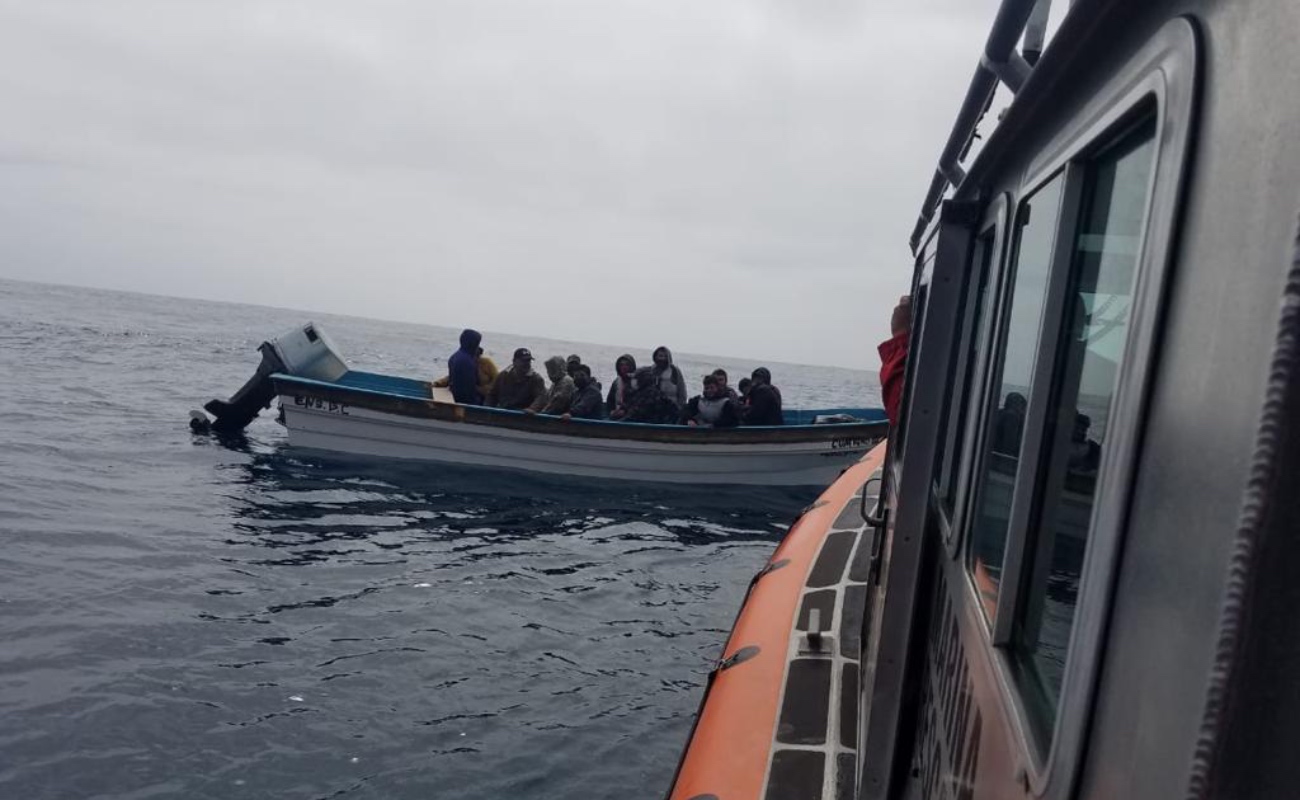 Rescatan a 13 migrantes en embarcación robada
