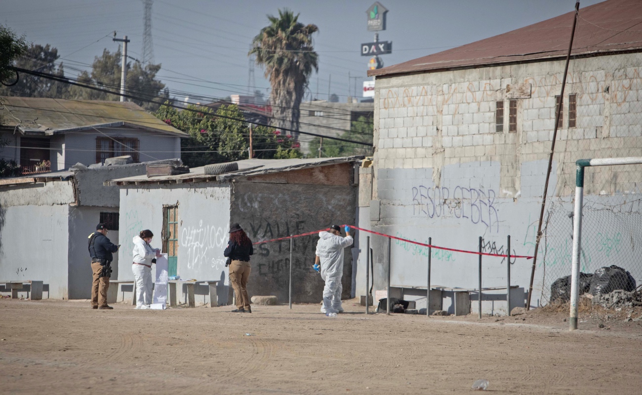 Hallan a hombre muerto en cancha de futbol de Valle Verde