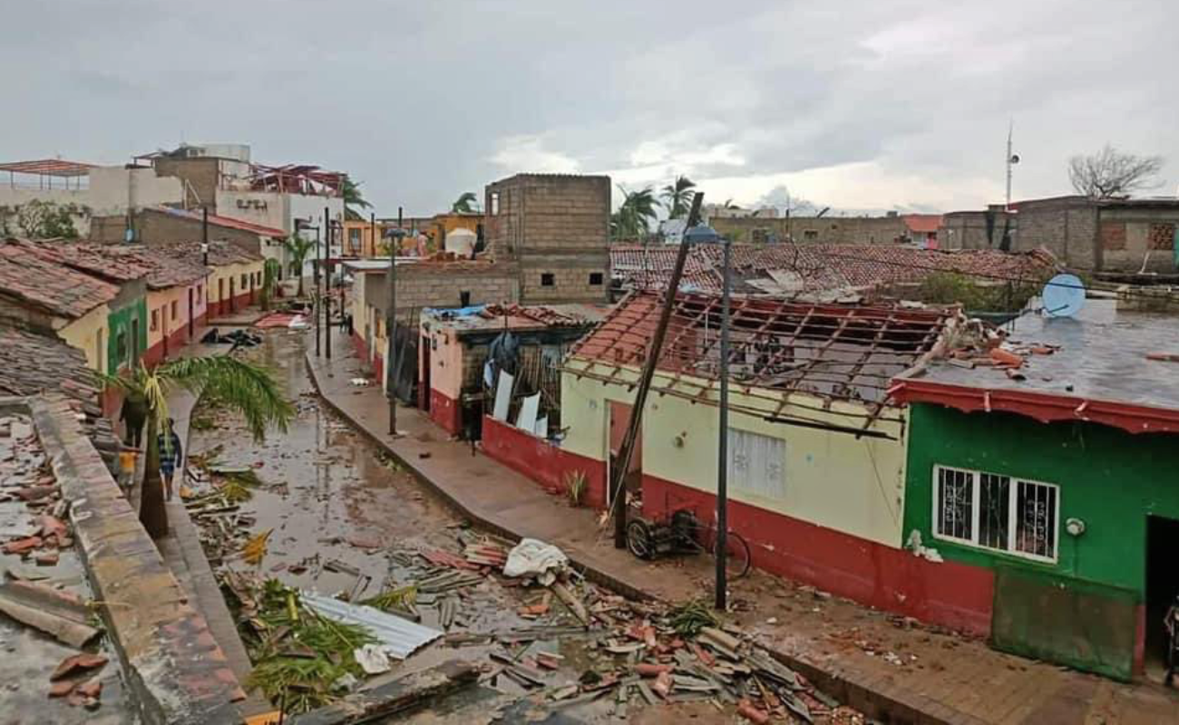 “Golpea” huracán Roslyn a Nayarit con vientos de hasta 240 km/hr
