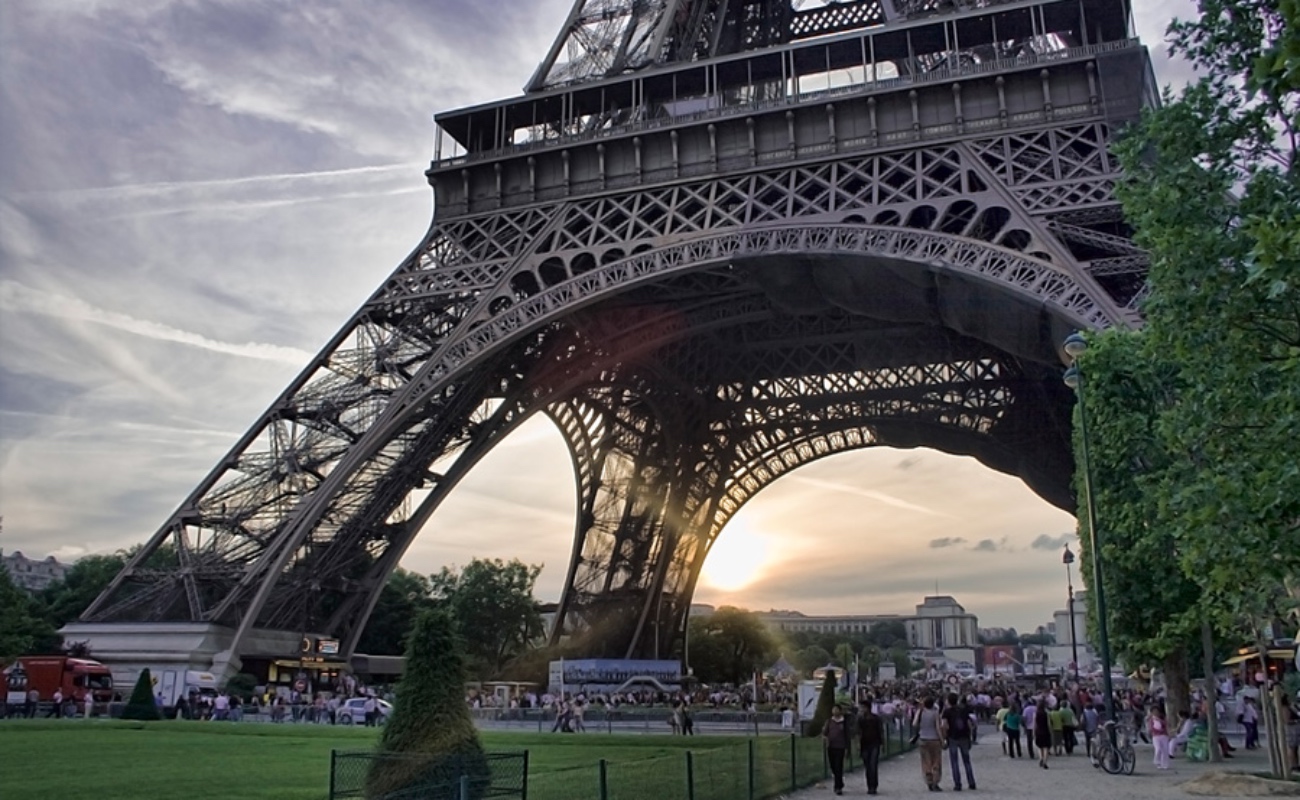 Evacúan la Torre Eiffel y sus alrededores por alerta de bomba