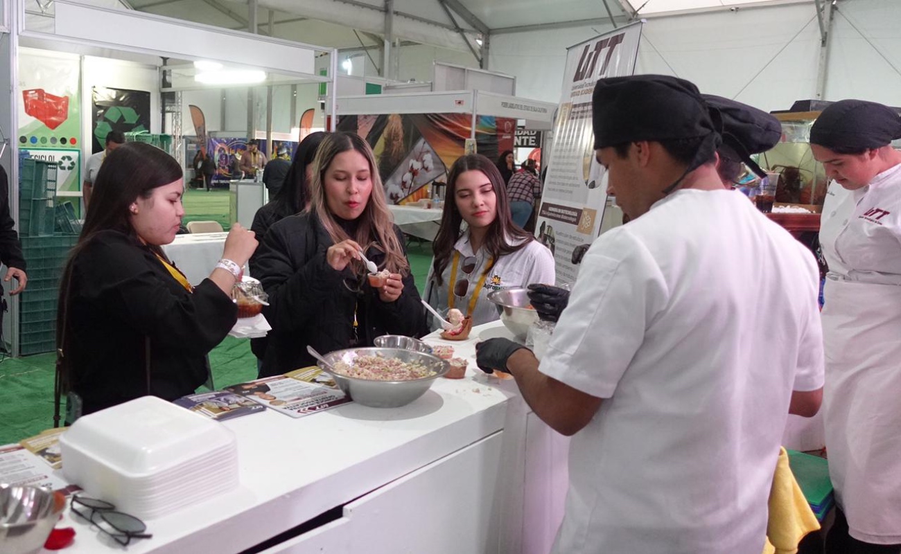 Exponen alumnos de gastronomía de la UTT  diversidad de platillos en AgroBaja 2023