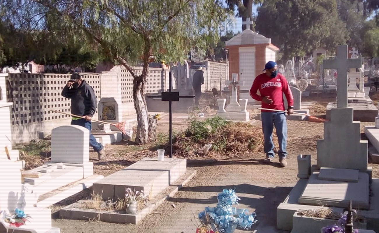 Realizan jornada de limpieza en panteones de Tecate