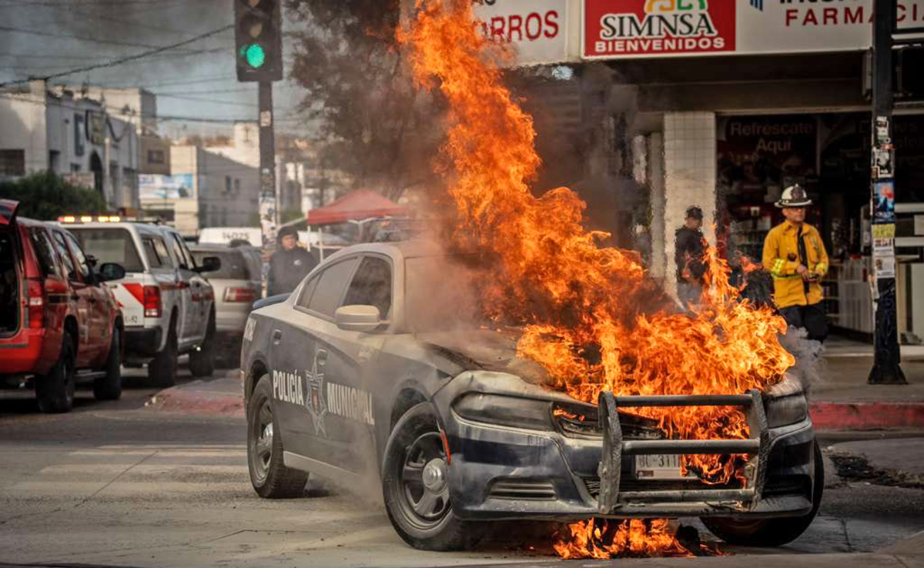 Falla mecánica provoca incendio de patrulla municipal