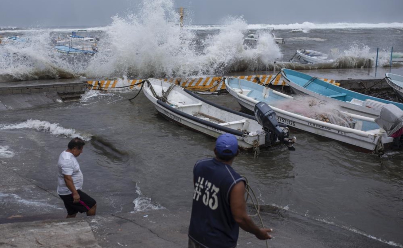 Tras impactar Veracruz, huracán “Grace” avanza al centro de México