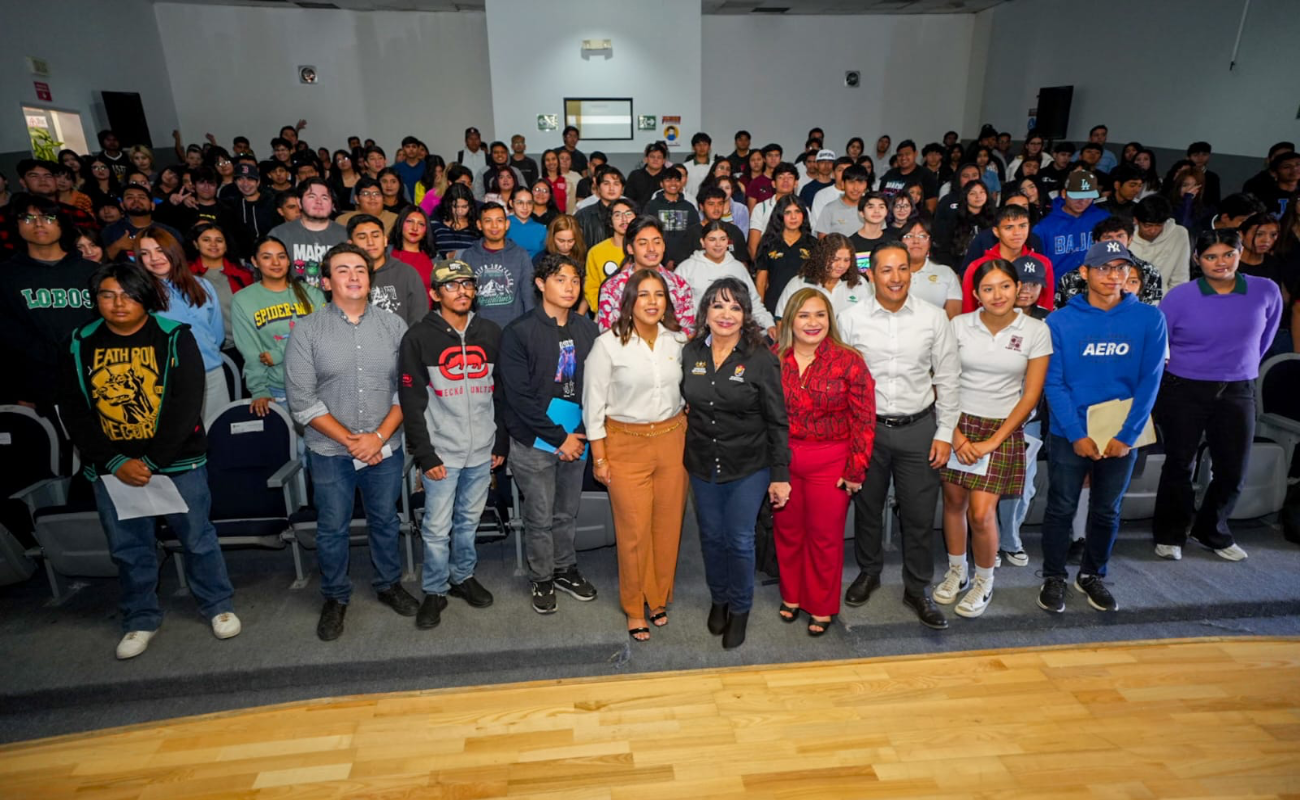 Entrega Ayuntamiento becas para fortalecer la educación en Mexicali