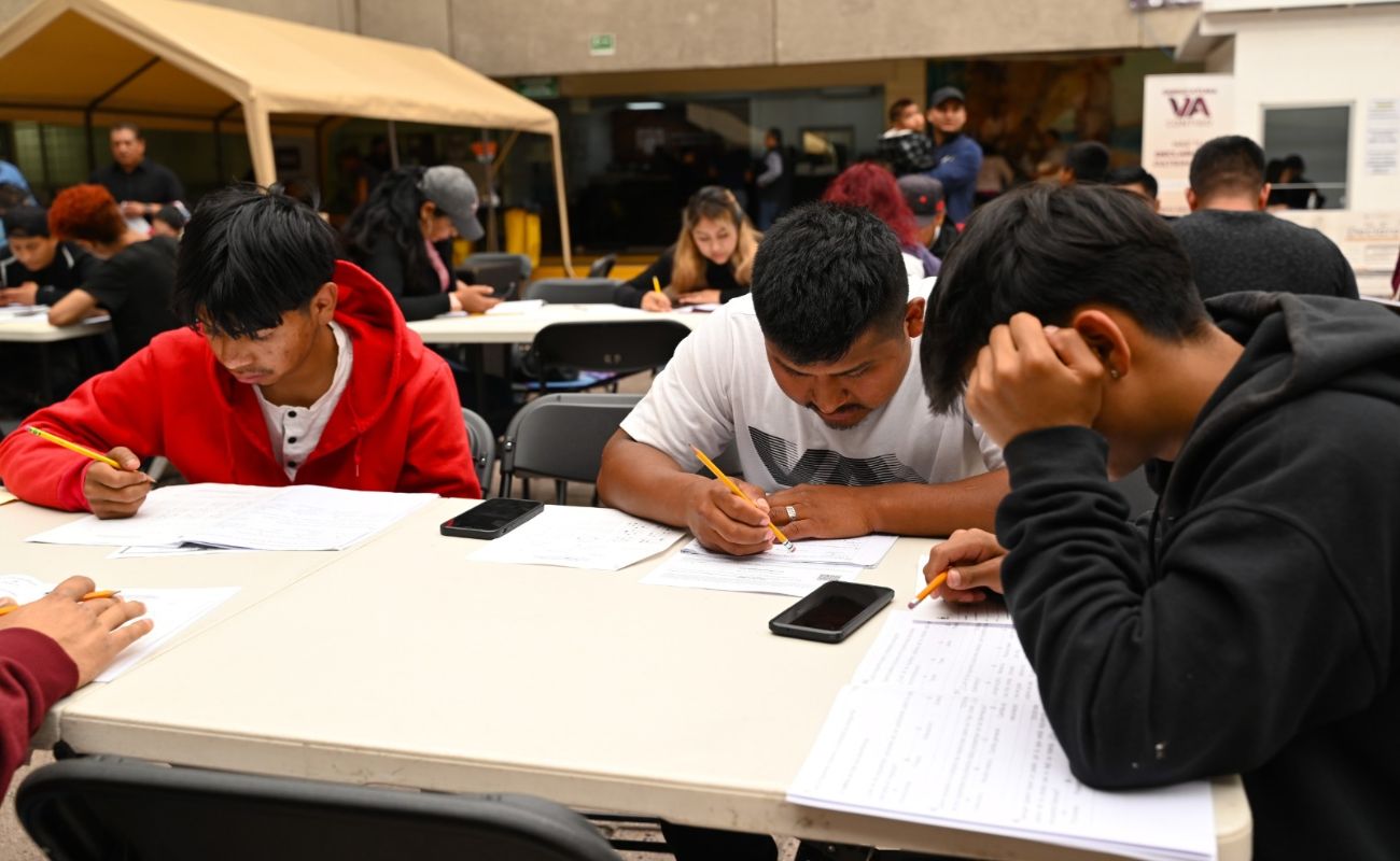 Ciudadanos que aplican su examen en INEA se motivan para continuar sus estudios